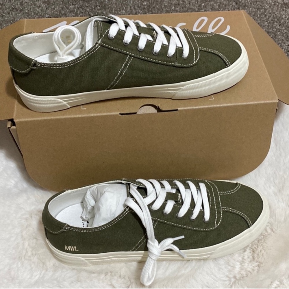 Madewell Sidewalk Low-Top
Sneakers in Canvas size 9